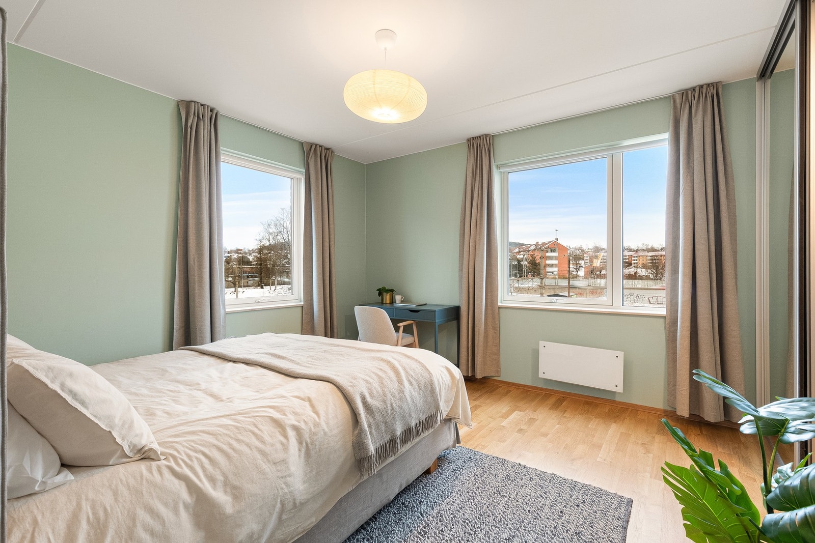 Romslig og innbydende hovedsoverom med god plass til stor dobbeltseng, nattbord og annet ønsket møblement. Galleribilde