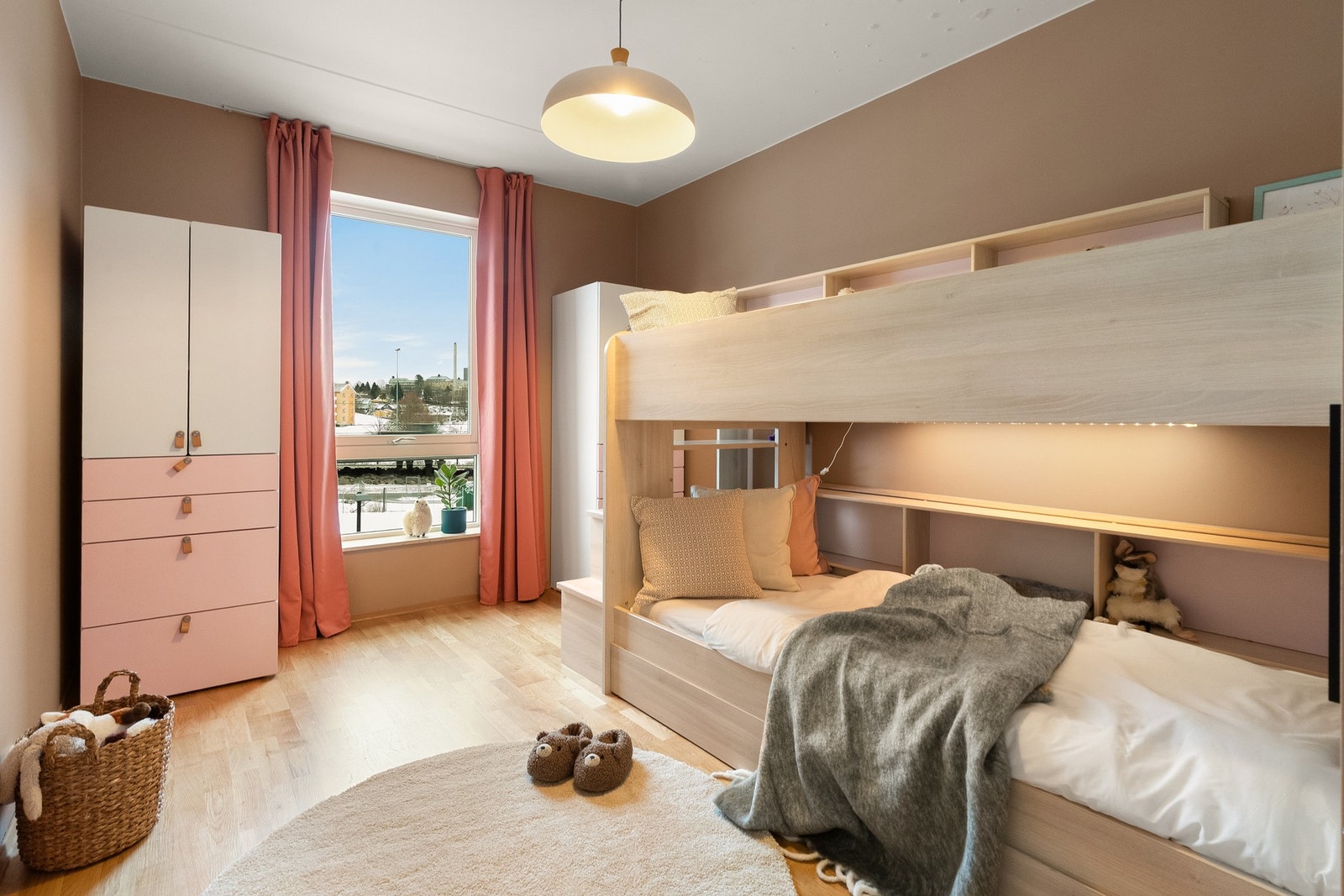 Soverom 2 passer perfekt som gjesterom, barnerom, kontor eller en kombinasjon av dette. Galleribilde