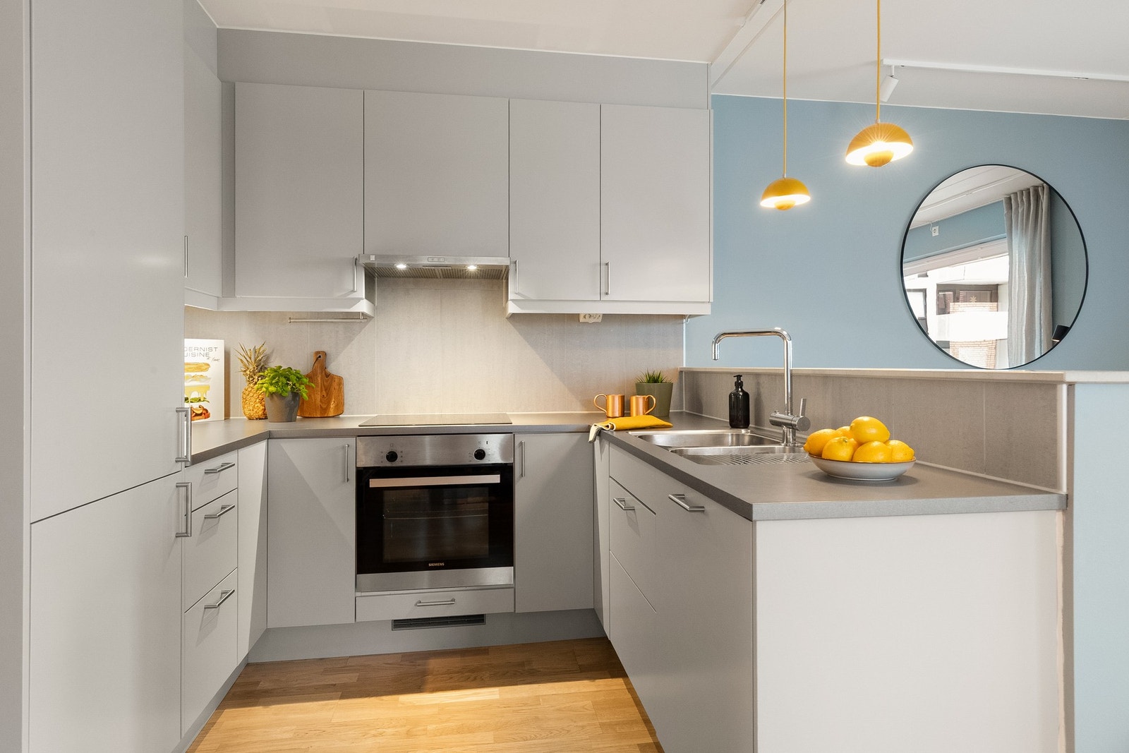 Innredningen er utstyrt med helintegrert platetopp, stekeovn, oppvaskmaskin og kjøle-/fryseskap. Galleribilde