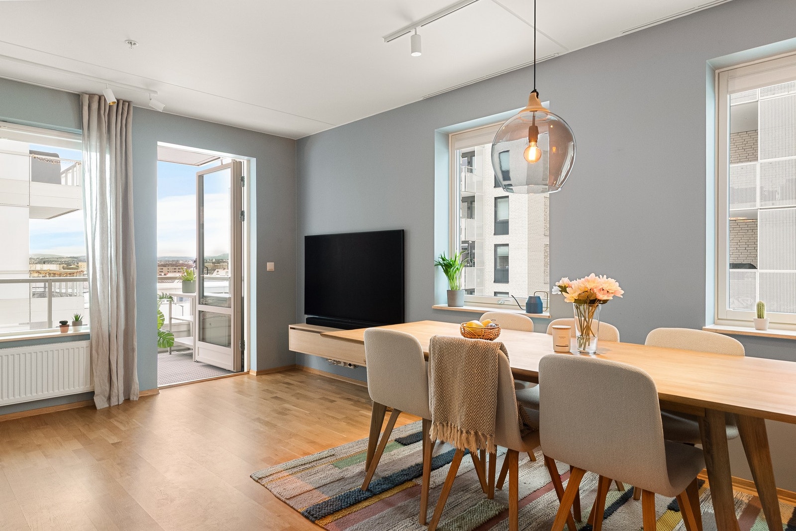 Fra stuen har du direkte tilgang til sørvestvendt balkong på ca. 10 m² med meget gode solforhold og nydelige solnedganger. Galleribilde