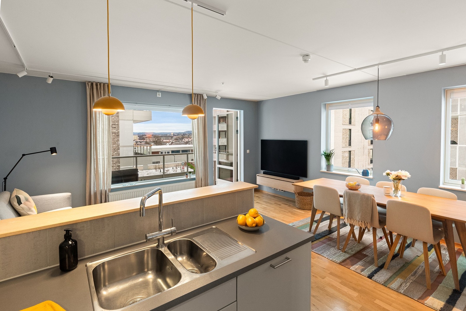 Leiligheten har en åpen kjøkkenløsning mot stuen med stilren kjøkkeninnredning fra 2020, levert av kvalitetsleverandøren Marbodal. Galleribilde