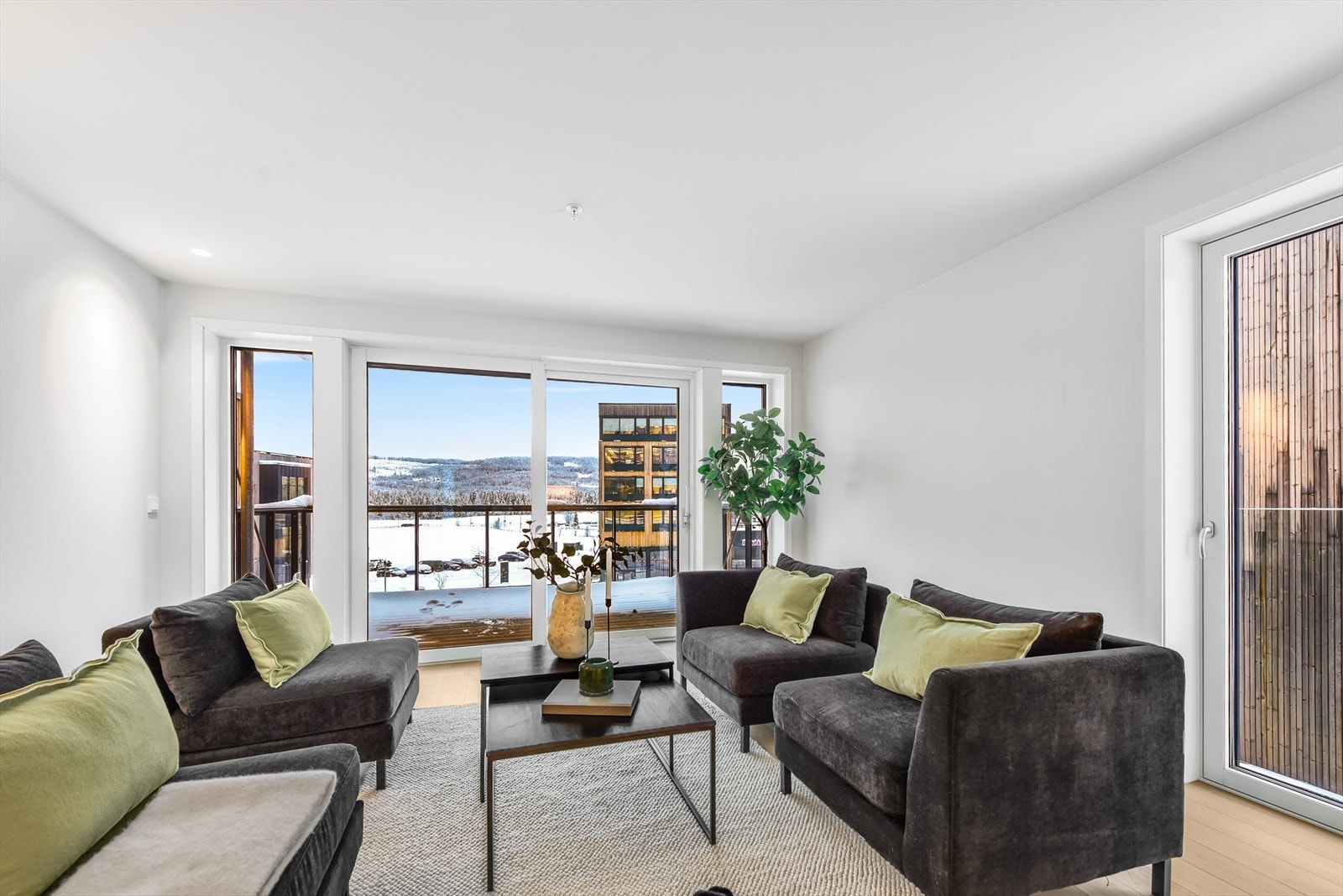 Skyvedøren i stuen gir en sømløs overgang til verandaen Galleribilde