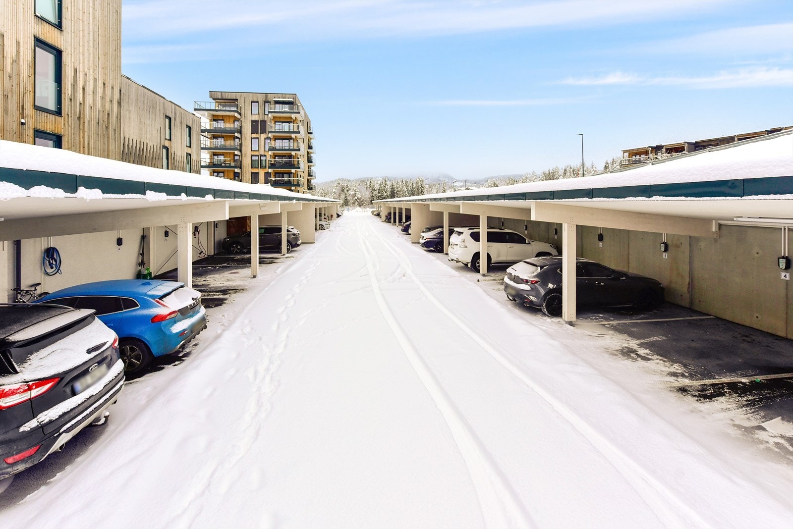 Det medfølger parkering i egen carport og en ekstern bod på 5 m² Galleribilde