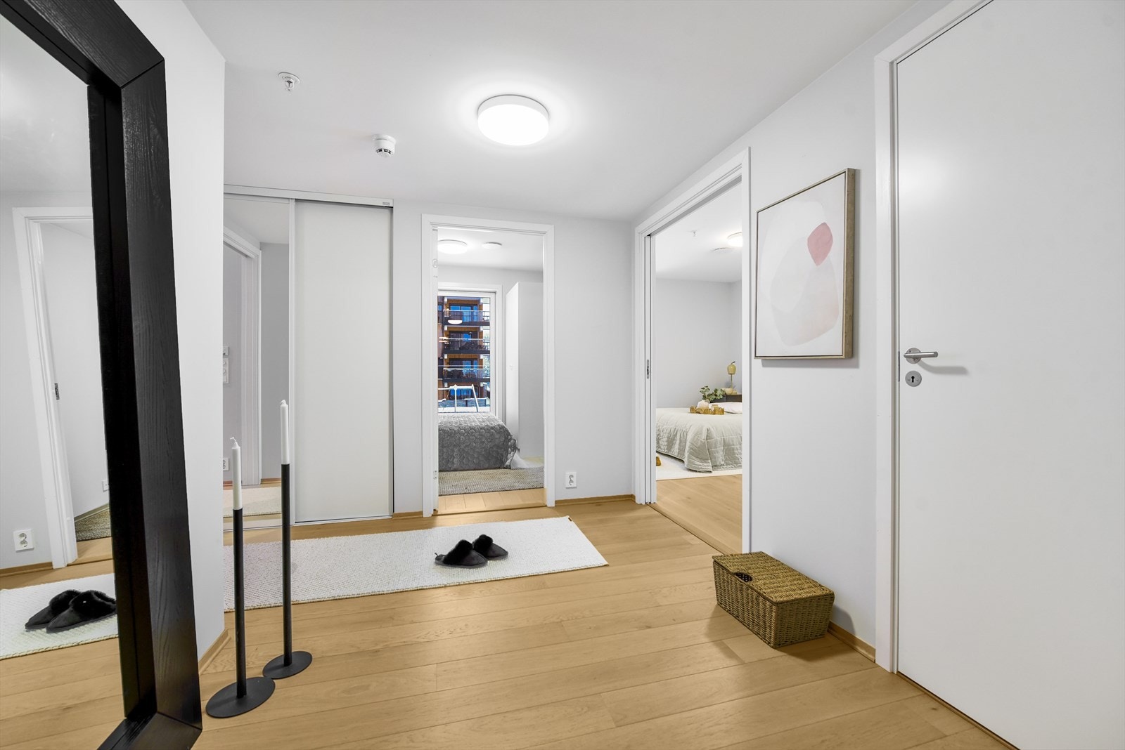 Hallen fungerer som et naturlig knutepunkt til leilighetens øvrige rom Galleribilde