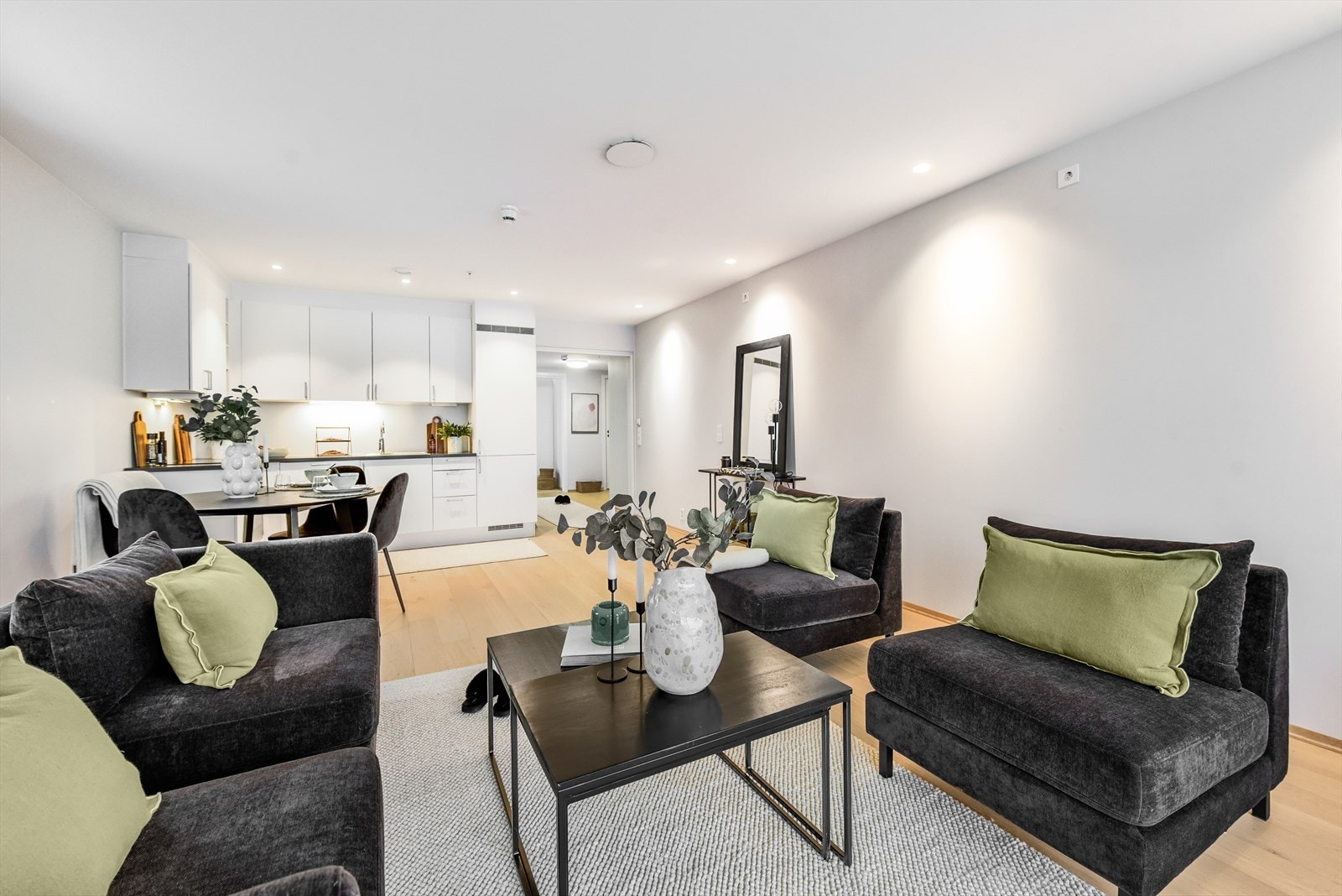 Stuen har plass til både sofagruppe og spisestue Galleribilde