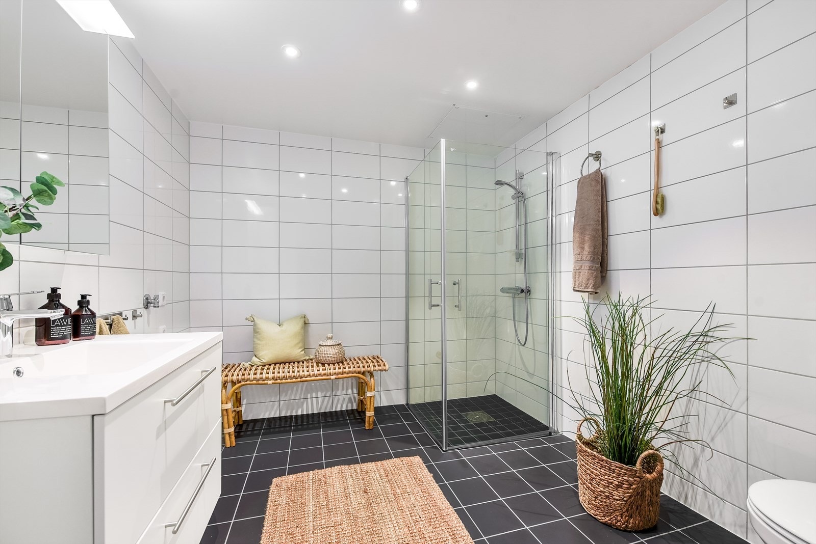 Tidløst, flislagt bad med god størrelse Galleribilde