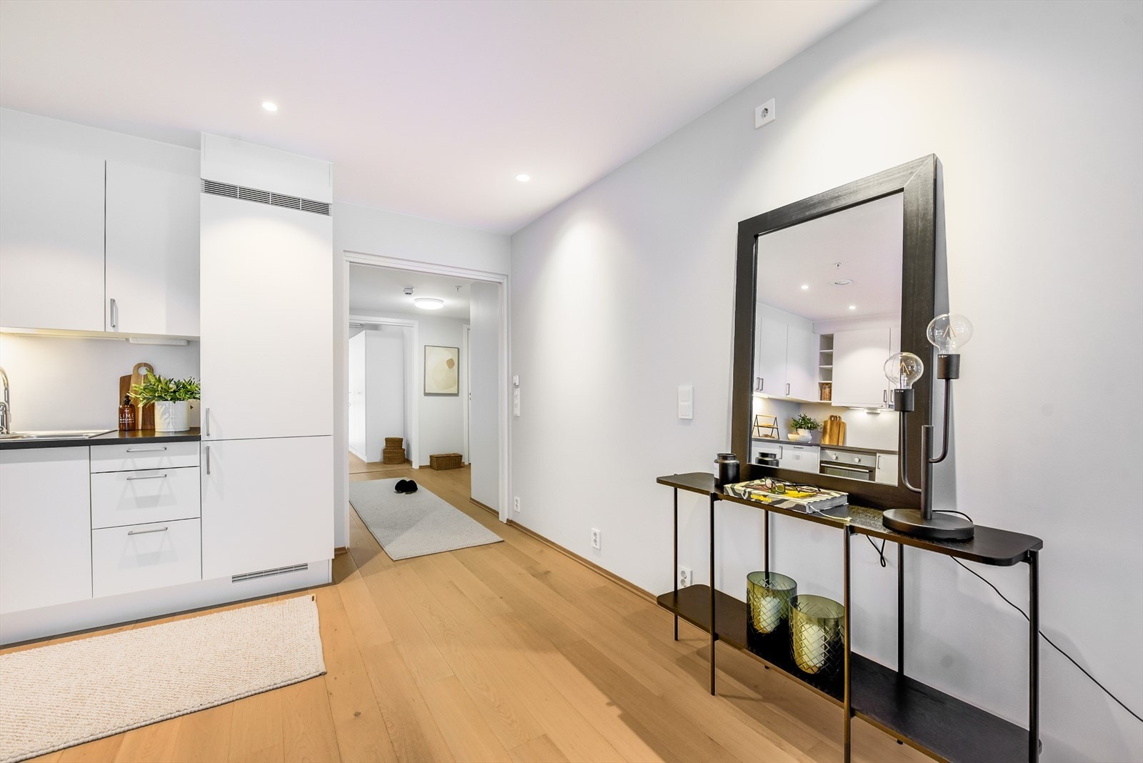 Stedvis innfelte downlights gir en moderne og fleksibel belysning videre inn i oppholdsrommet Galleribilde