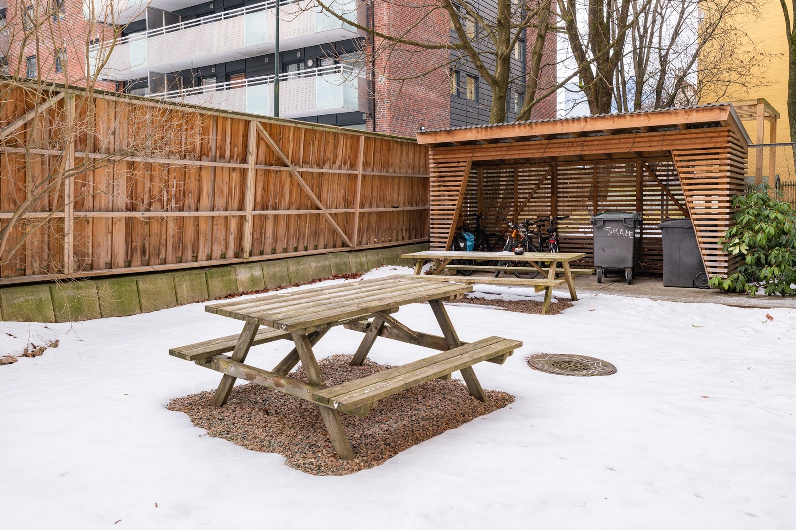 Bakgården er pent opparbeidet med sittebenker og sykkelskur. Galleribilde