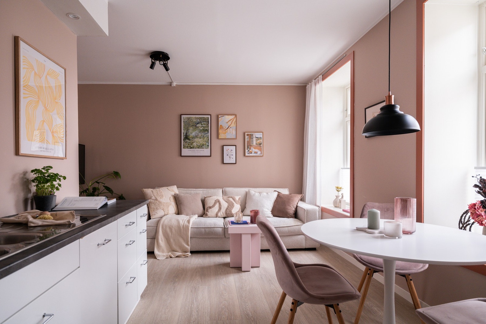 Moderne farger og overflater gir rommet et tidløst preg som er lett å innrede videre på. Galleribilde