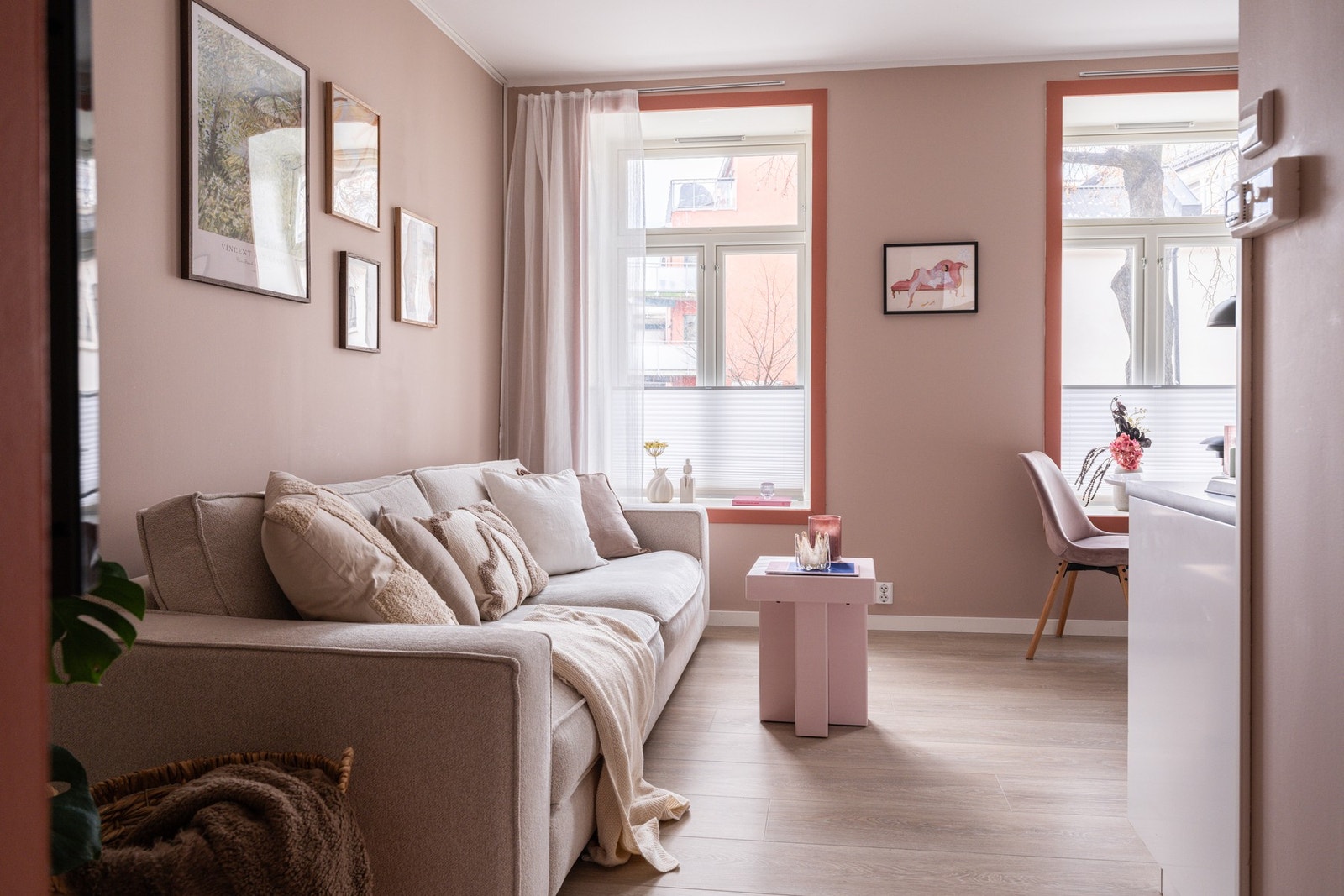 Sofakroken byr på en koselig plass for ro, hygge og hverdagsøyeblikk. Galleribilde