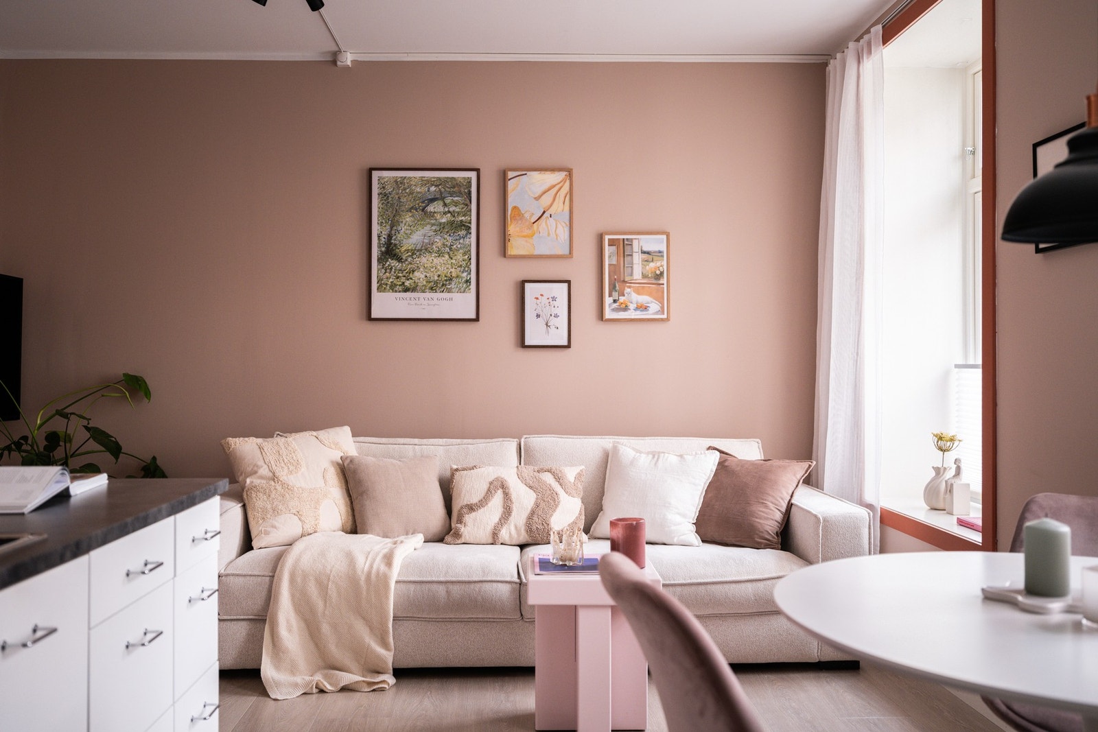 Her får du et hjem hvor stilren standard møter byliv og nærhet til alt du trenger. Galleribilde