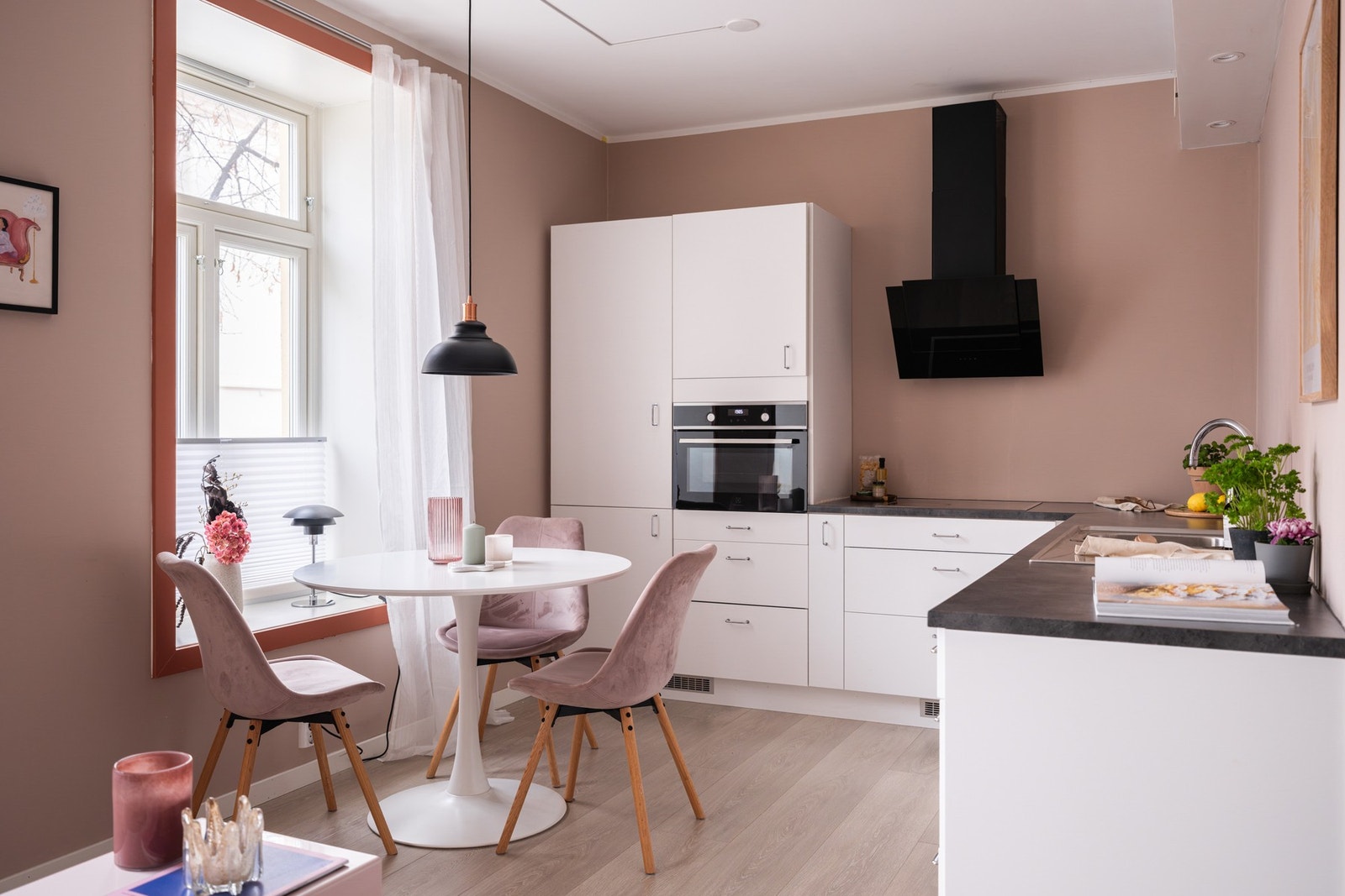 Den åpne kjøkkenløsningen gjør matlaging til en naturlig del av både samtaler og samvær. Galleribilde