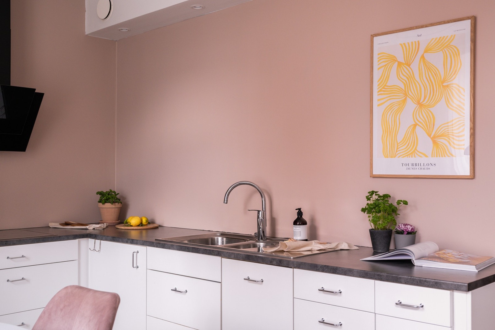 Kjøkkenet har et luftig uttrykk uten overskap. Galleribilde