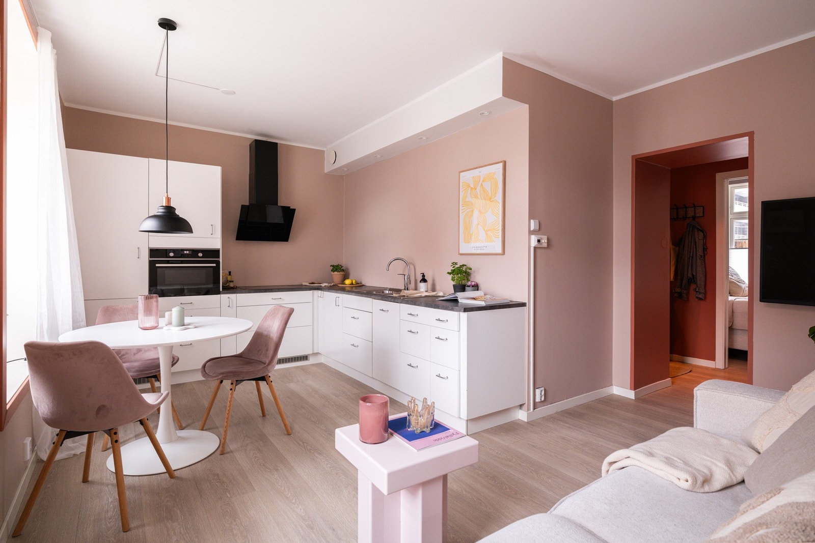 Leiligheten er smakfullt pusset opp i nyere tid med gjennomtenkte løsninger som gjør hverdagen enkel og komfortabel. Galleribilde