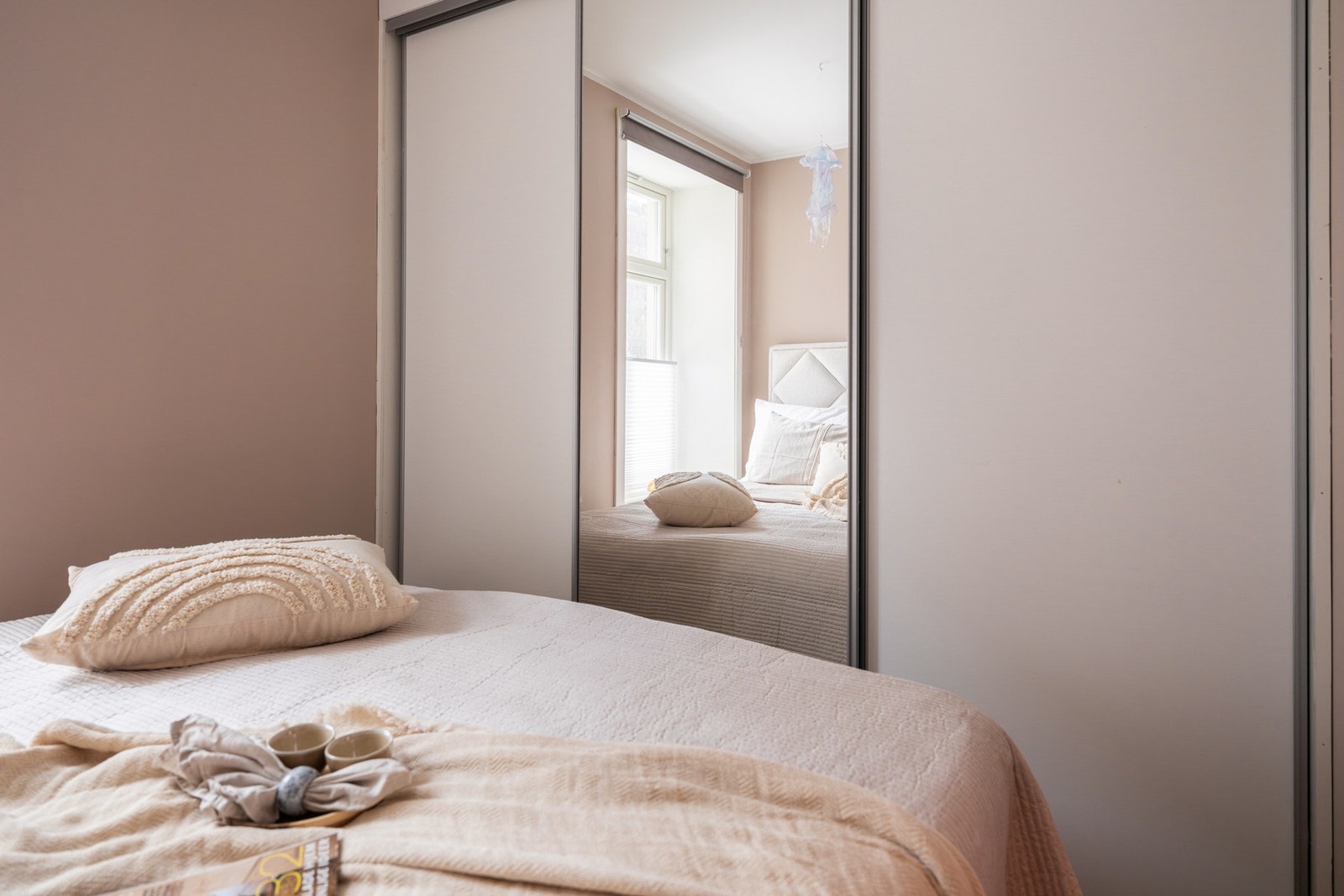 Et stort garderobeskap gir rikelig med oppbevaringsplass og holder rommet ryddig og oversiktlig. Galleribilde