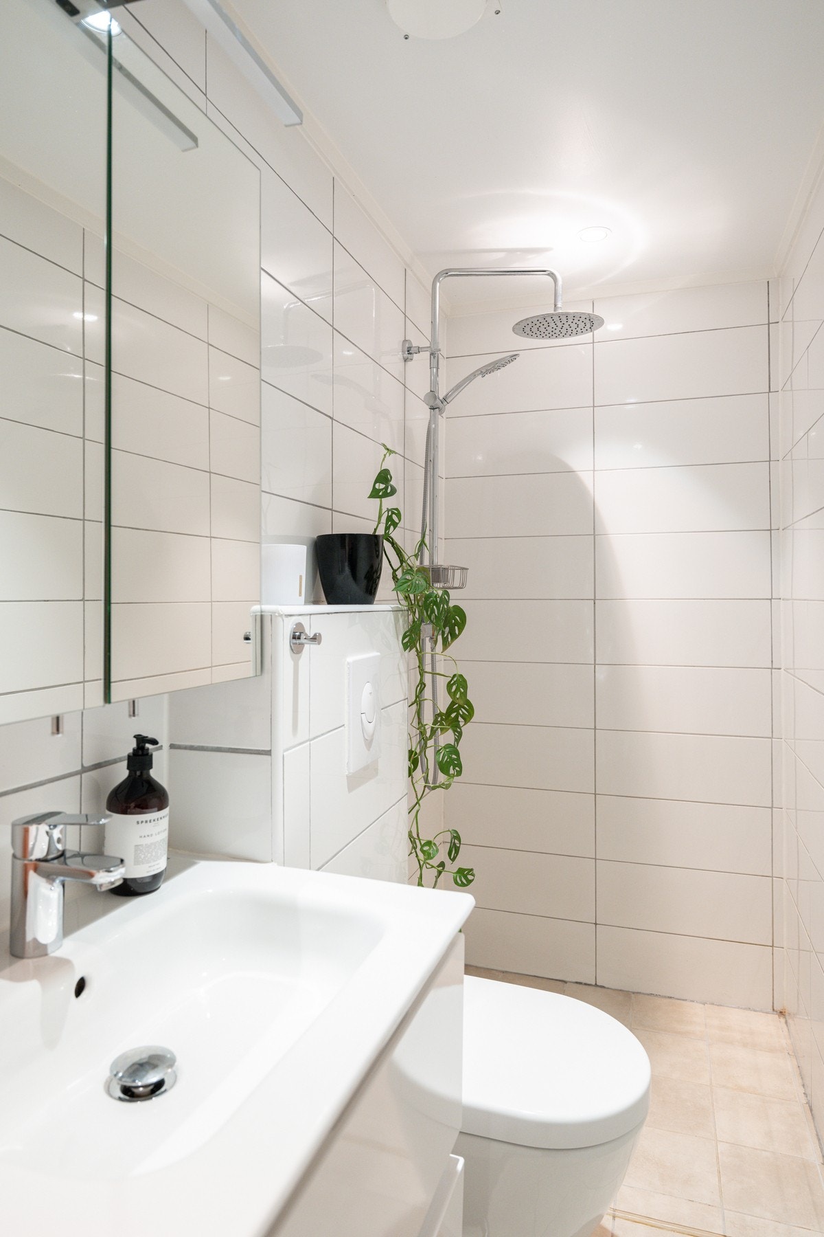 Badet har opplegg for vaskemaskin og varmekabler i gulv. Galleribilde