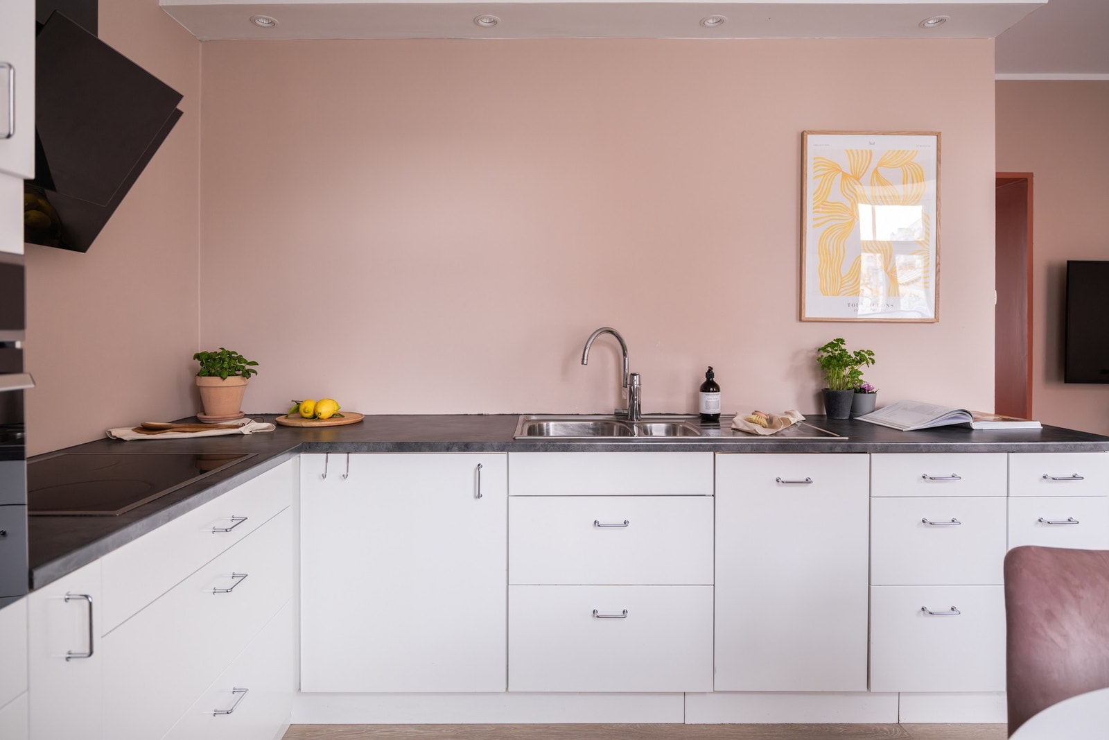 Svært god skap- og benkeplass! Galleribilde