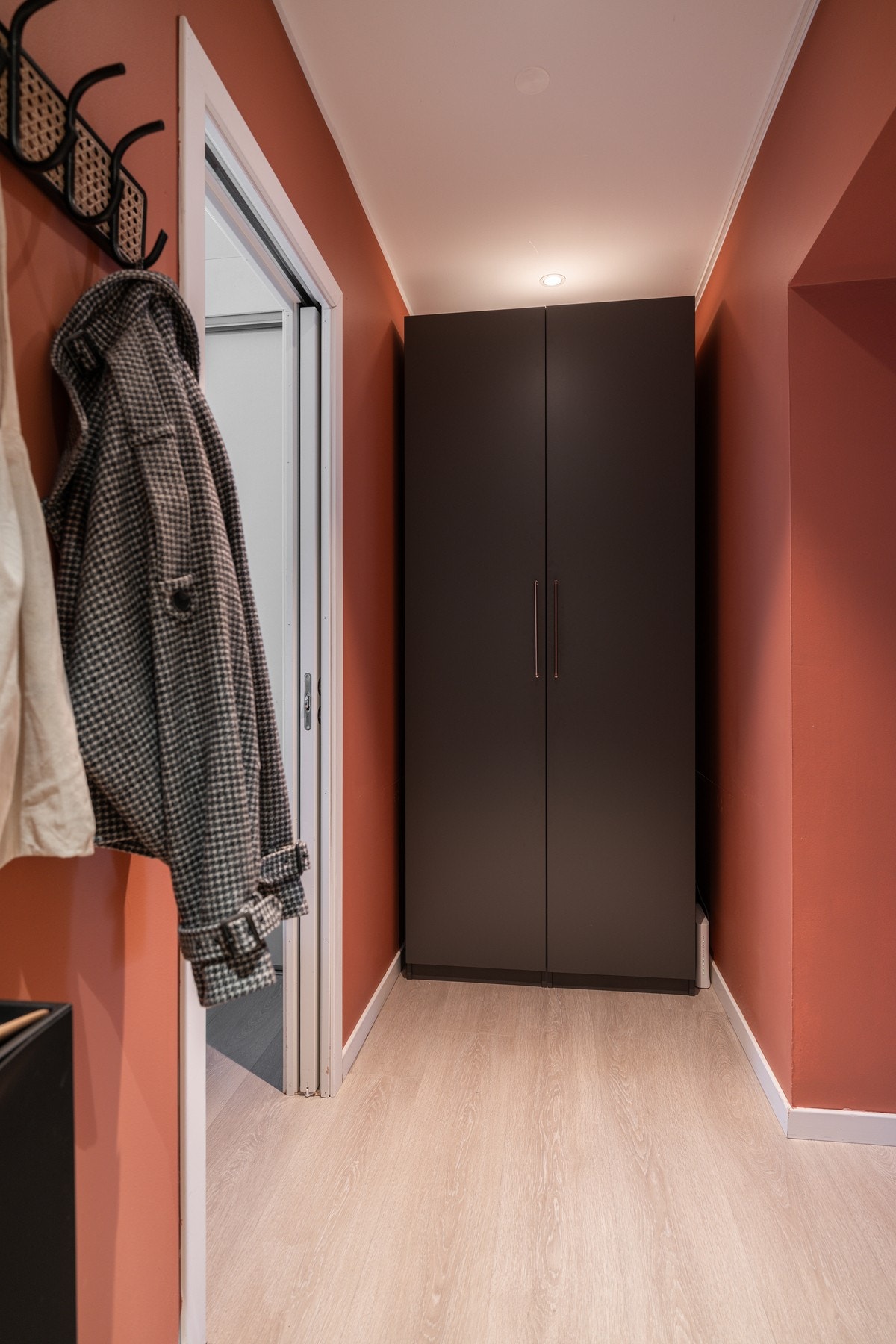 Det er også et stort garderobeskap som gir godt med ekstra oppbevaringsplass. Galleribilde