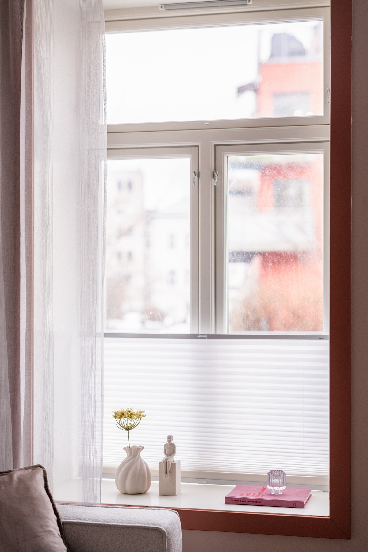 Store vindusflater lar dagslyset fylle stuen og gir en behagelig og innbydende atmosfære. Vinduene ble byttet i 2022. Galleribilde