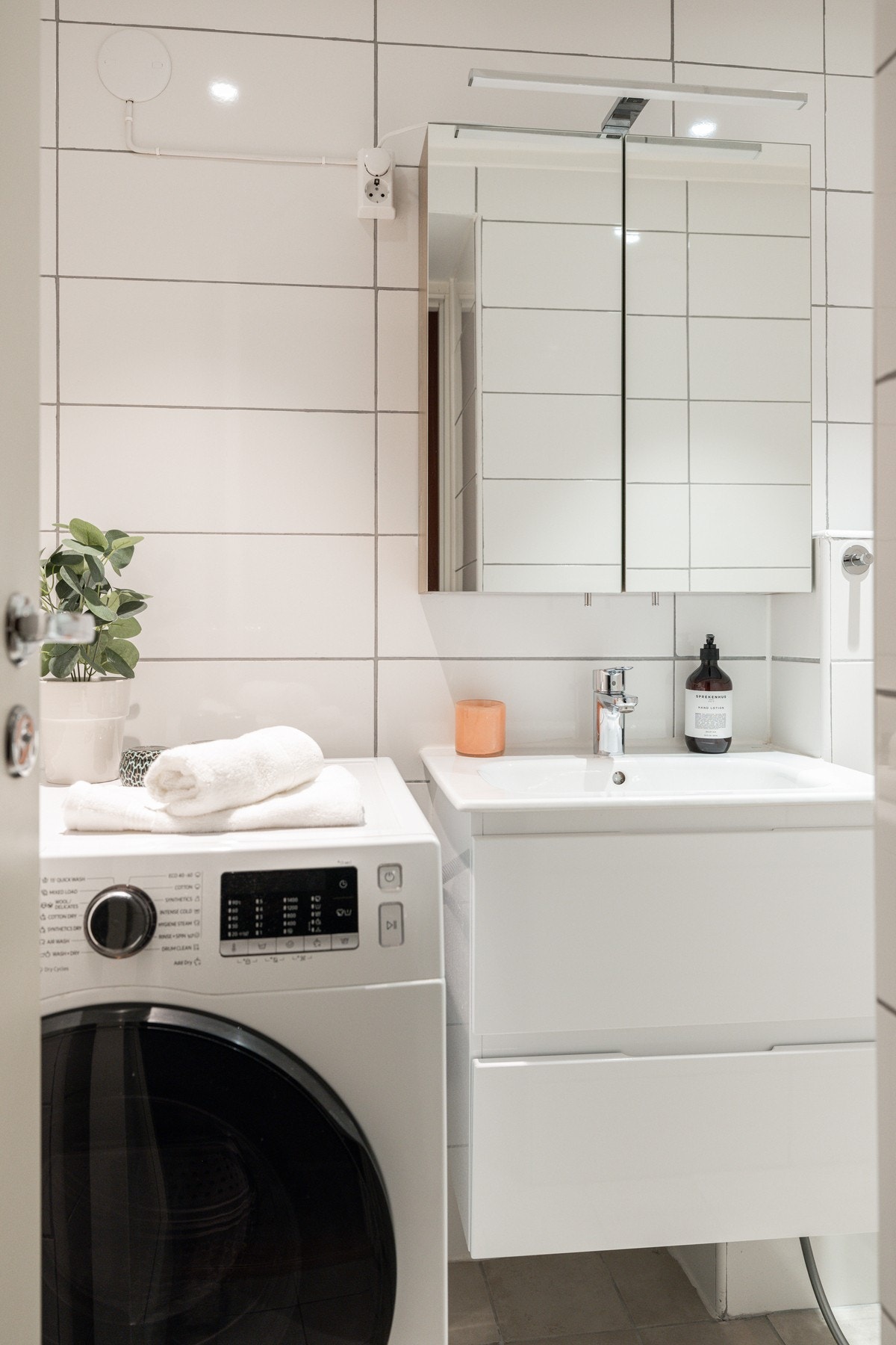 Stilrent bad med flislagte overflater og moderne utførelse. Galleribilde