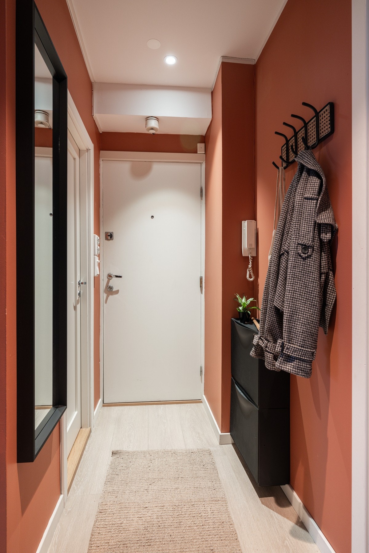 Det er plass for å henge fra seg yttertøy i entréen. Galleribilde