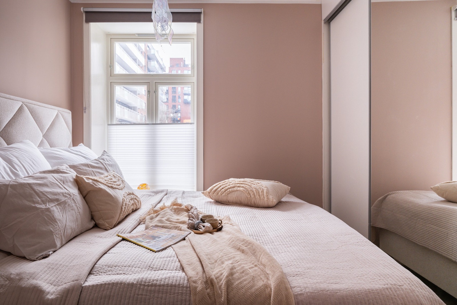 Den behagelige, duse rosatonen blir med inn på soverommet og skapet et lunt sted for avslapping. Galleribilde