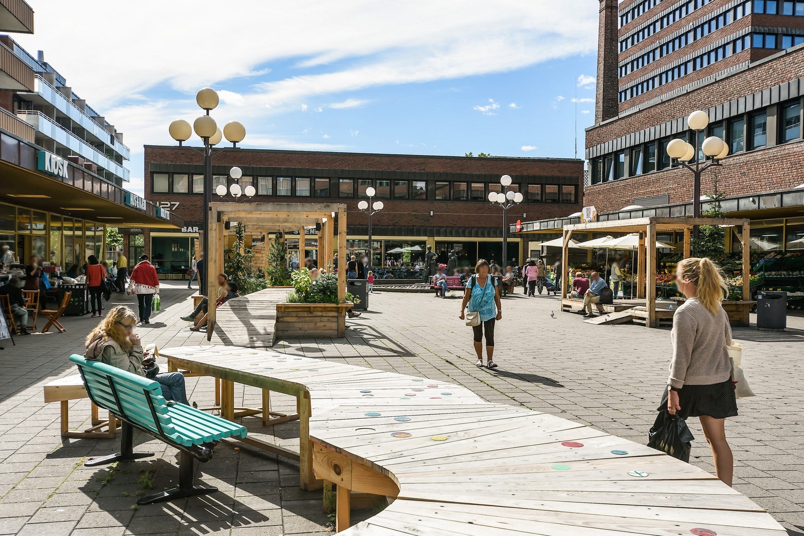 Tøyen Torg ligger like ved med et variert tilbud av butikker og servicetilbud. Galleribilde
