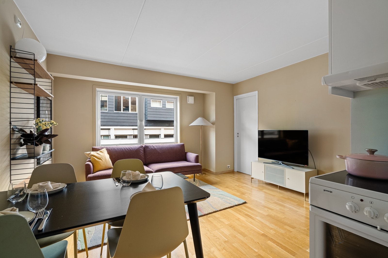 Innvendig fremstår boligen lys og luftig med store vindusflater som sikrer godt med naturlig lysinnslipp. Galleribilde