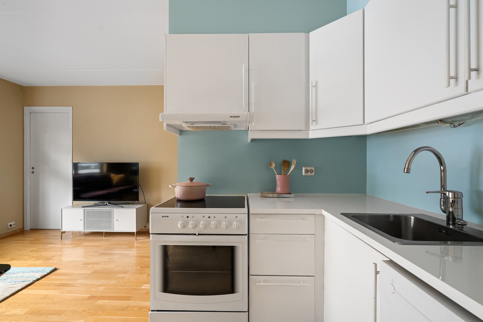 Kjøkkenet har god skap- og benkeplass. Galleribilde