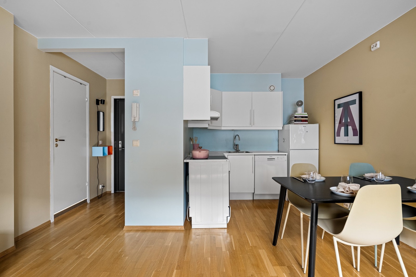 Stue og kjøkken ligger i åpen løsning til hverande, noe som gir rommet en sosial atmosfære. Galleribilde