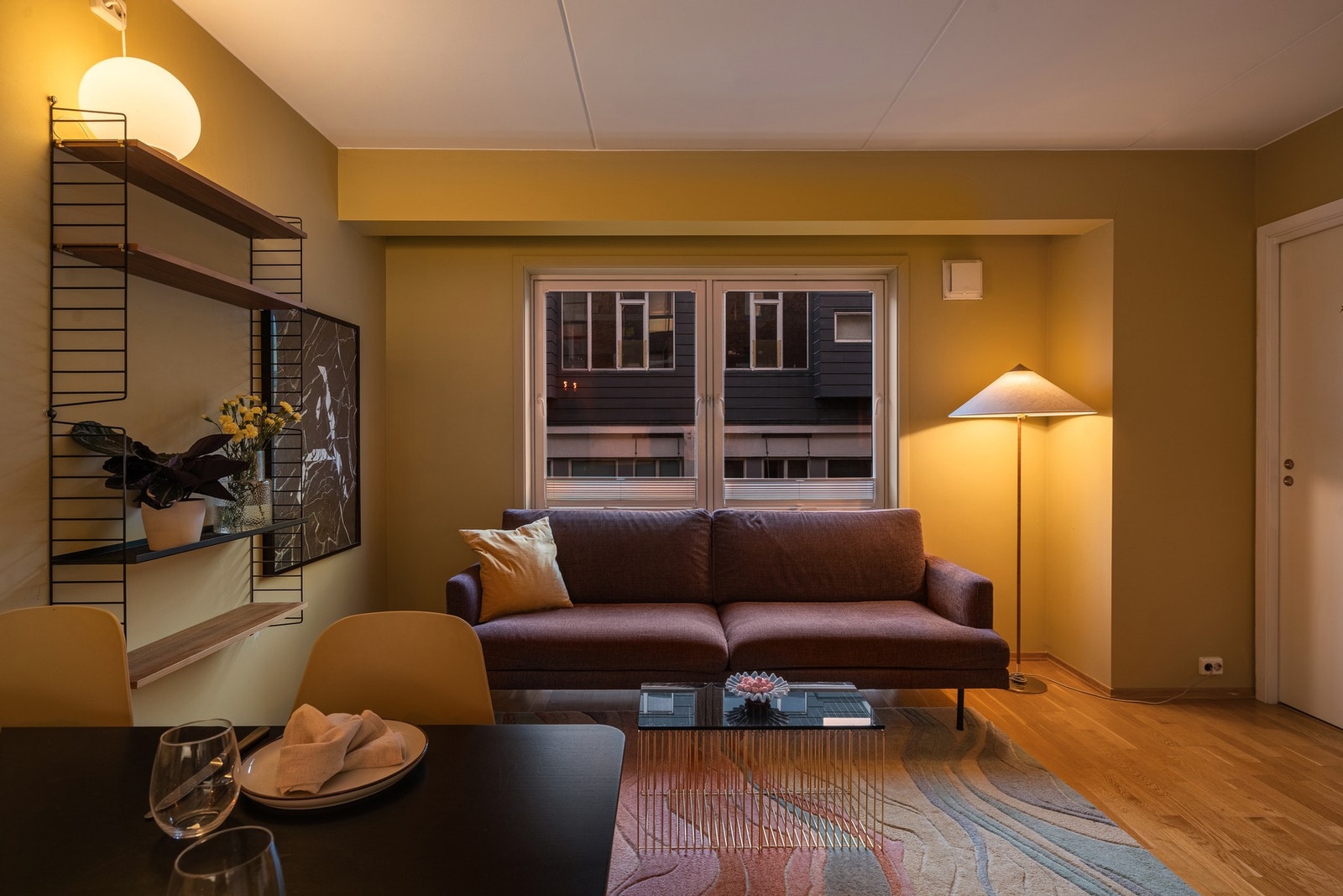 Velkommen til en arealeffektiv og stilren 2-roms med sentral og ettertraktet beliggenhet. Galleribilde