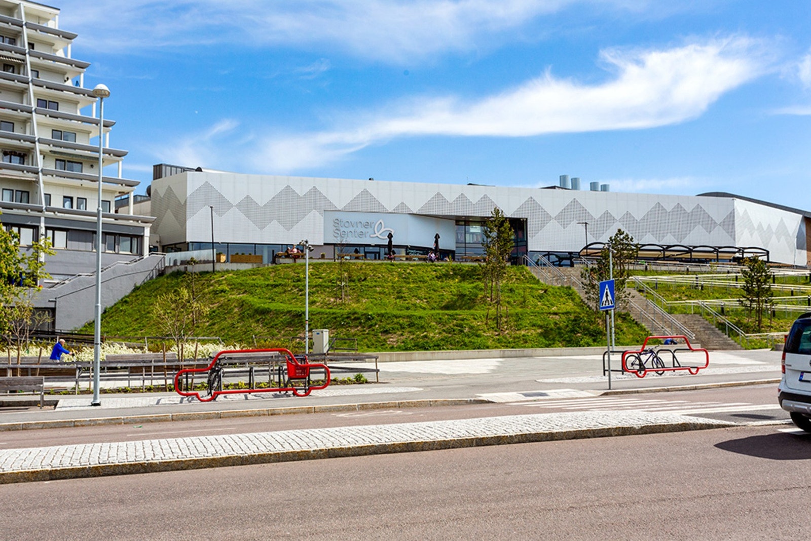 Nærmeste kjøpesenter er Stovner senter, som huser flere klesforretninger, kolonialbutikker, spiseplasser, frisører mm. Galleribilde