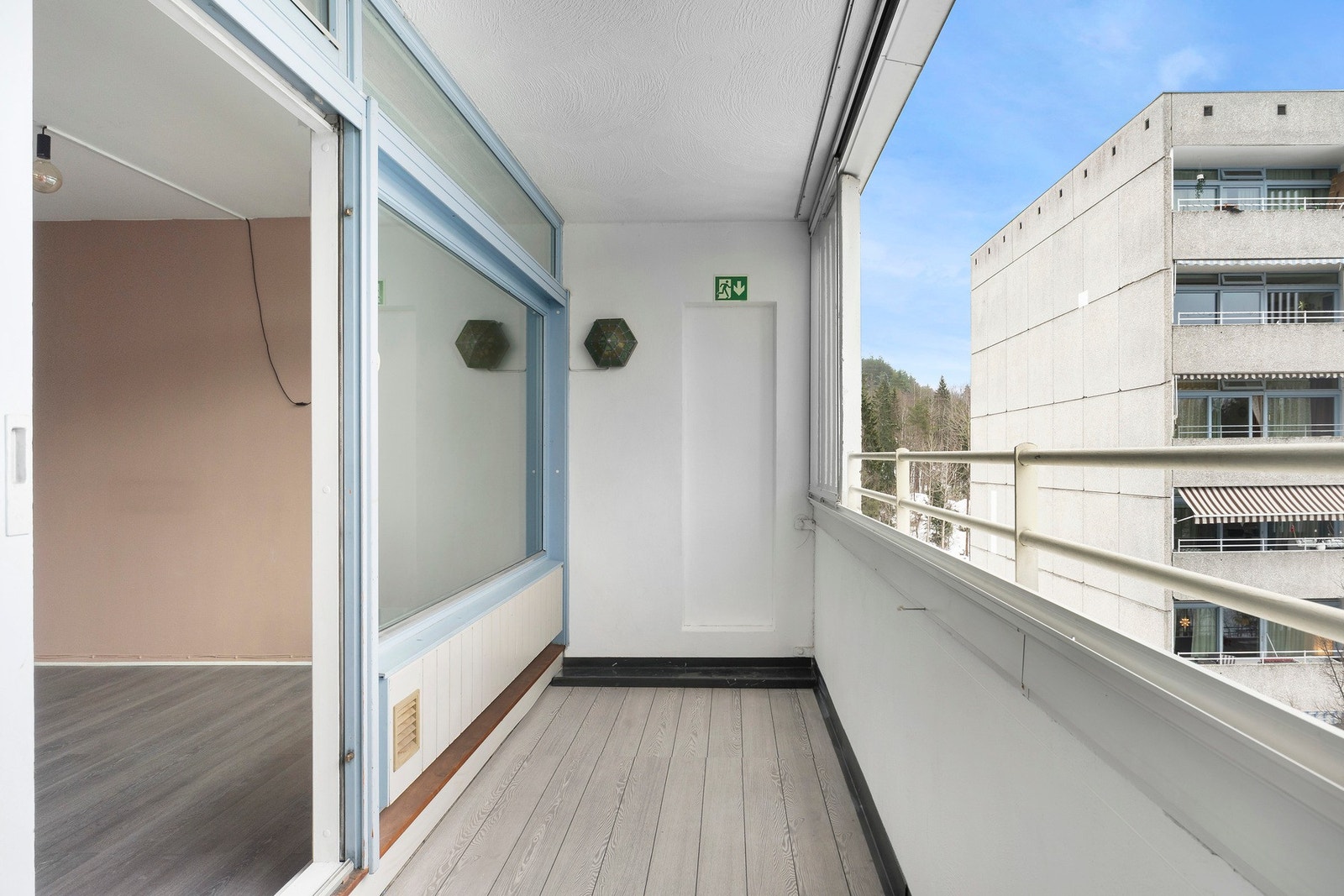 Innglassingen kan enkelt åpnes eller lukkes etter vær og behov. Balkongen har god plass til sittegruppe, elektrisk grill og dekorativ beplantning. Galleribilde