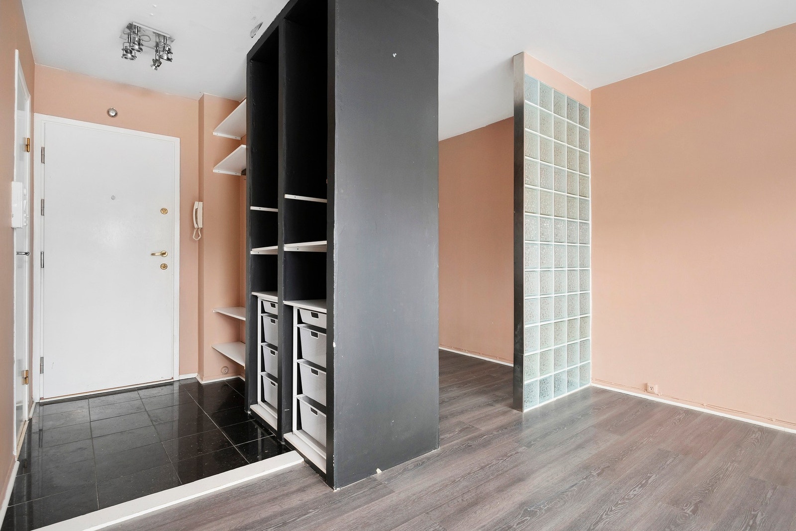 Gangen er et naturlig knutepunkt til boligens øvrige rom. Galleribilde