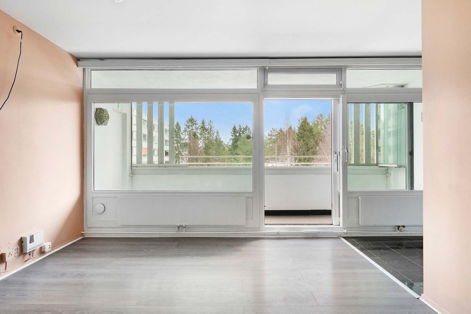 Stuen byr på naturlige møbleringssoner for både sofagruppe og medievegg. Et perfekt rom for både avslapning og sosiale stunder. Galleribilde