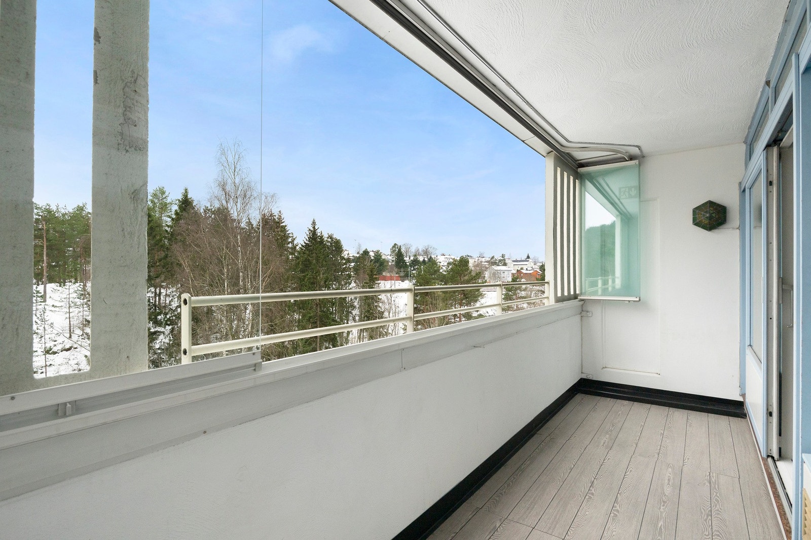 Fra stuen er det utgang til en sydvendt og innglasset balkong på 7 m². Galleribilde