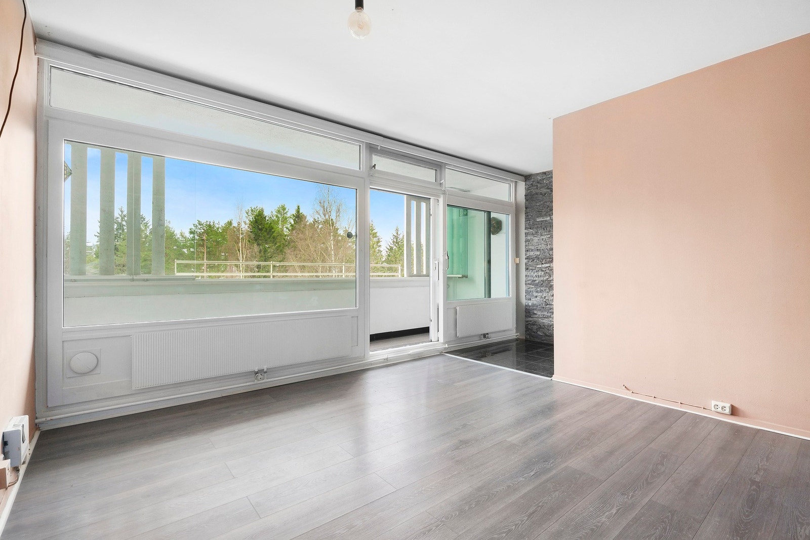 Opplev sjarmen i denne lyse og romslige stuen! Dus fargetone på veggene skaper en lun og behagelig atmosfære, mens store vindusflater slipper inn rikelig med naturlig lys. Galleribilde