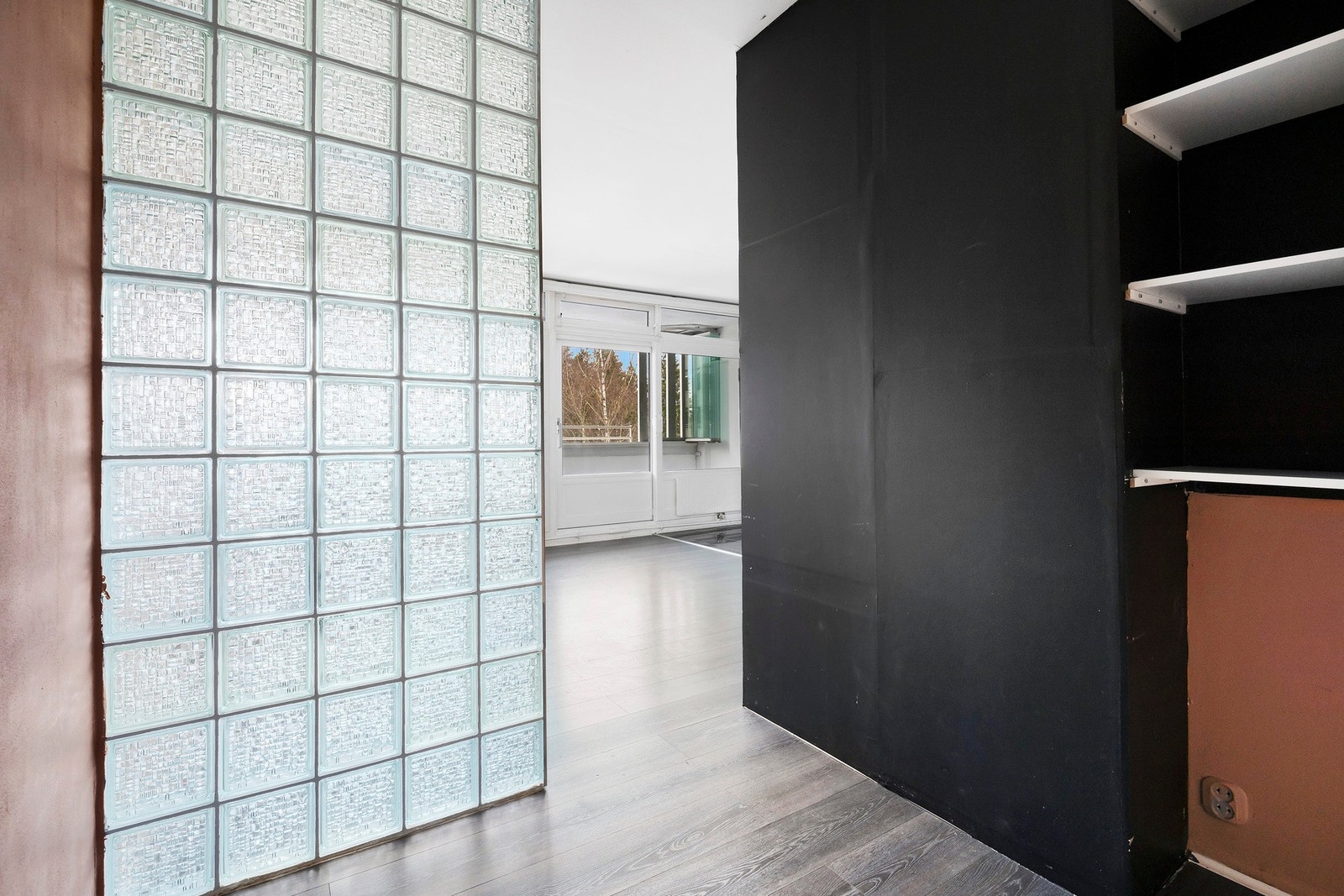 Her er det også hyller som byr på praktisk oppbevaringsplass for klær og personlige eiendeler. Galleribilde