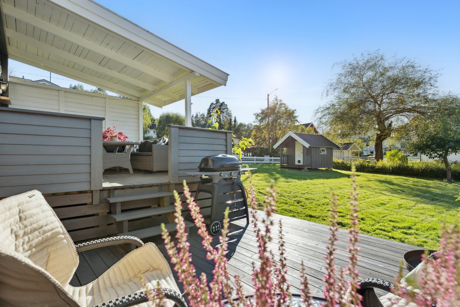 Boligen har en romslig hage med flere soner, perfekt for late dager eller lek og moro! Galleribilde