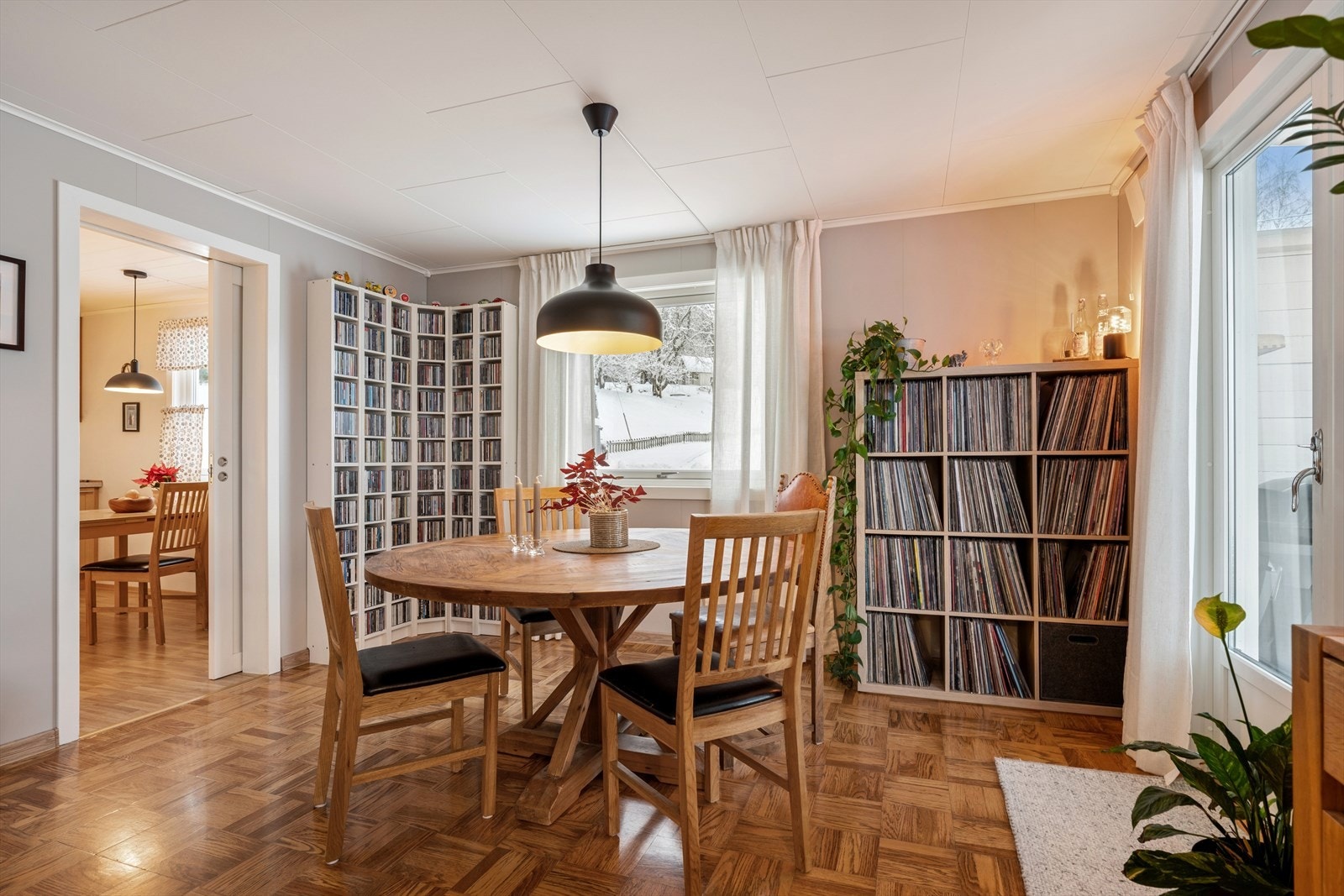 Spisestuen er praktisk plassert i tilknytning til kjøkkenet, og terrassedøren bidrar til en lys og luftig atmosfære Galleribilde