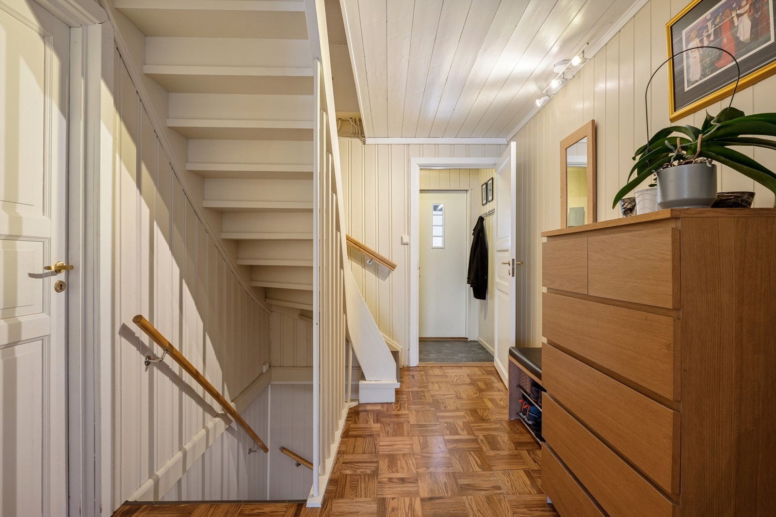 Boligen har et praktisk vindfang som leder videre til en romslig gang med adkomst til alle etasjer og ett soverom. Galleribilde