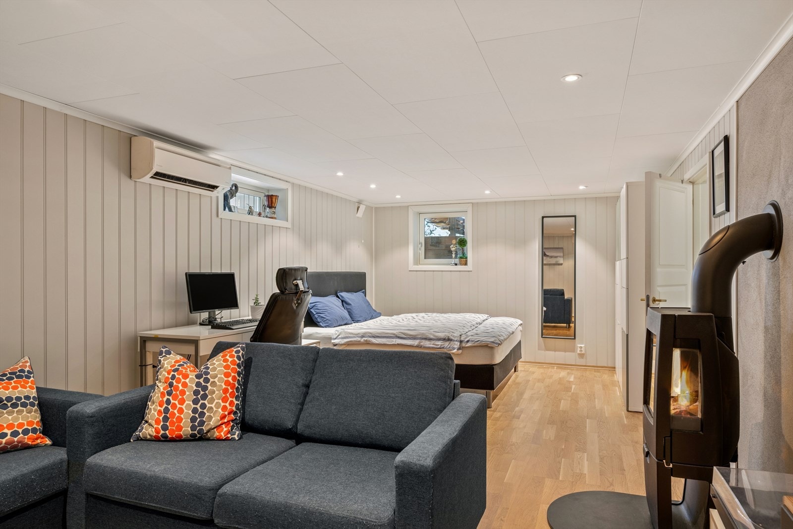 Rommet er utstyrt med varmepumpe og spotter i himlingen. Galleribilde