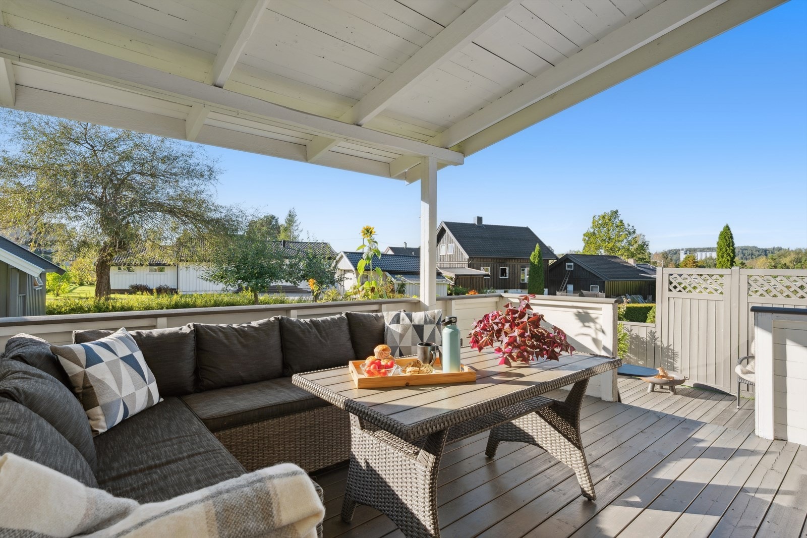 Bilde av terrassen fra sommeren 2025, her kan en virkelig nyte varme dager. Galleribilde