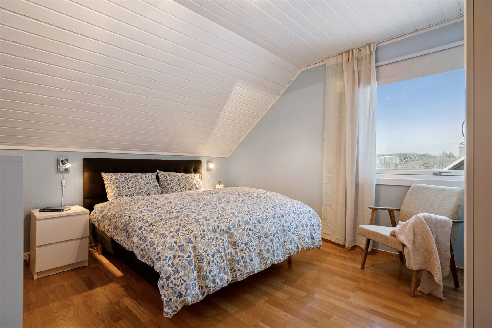 Romslig soverom i andre etasje, med god takhøyde og behagelig atmosfære. Galleribilde