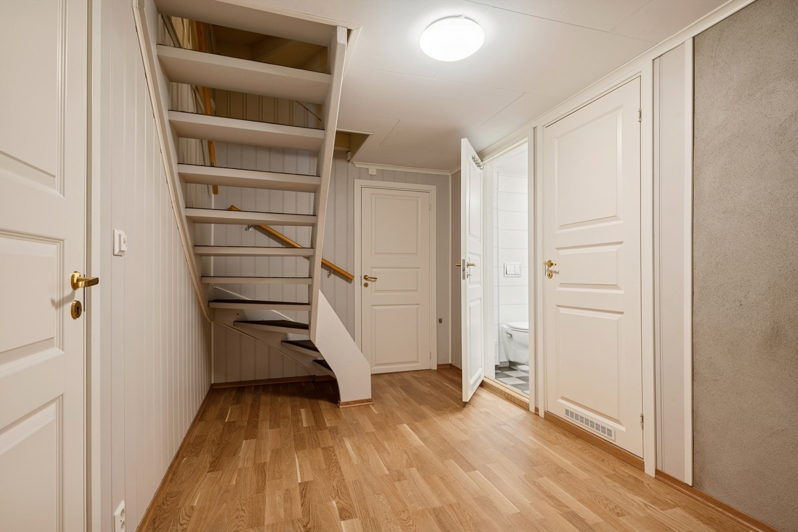 Kjelleren ble oppgradert i 2016 og starter med en romslig gang som leder videre til bad, vaskerom, to boder og et innredet rom(se punkt om ferdigattest i salgsoppgaven). Galleribilde