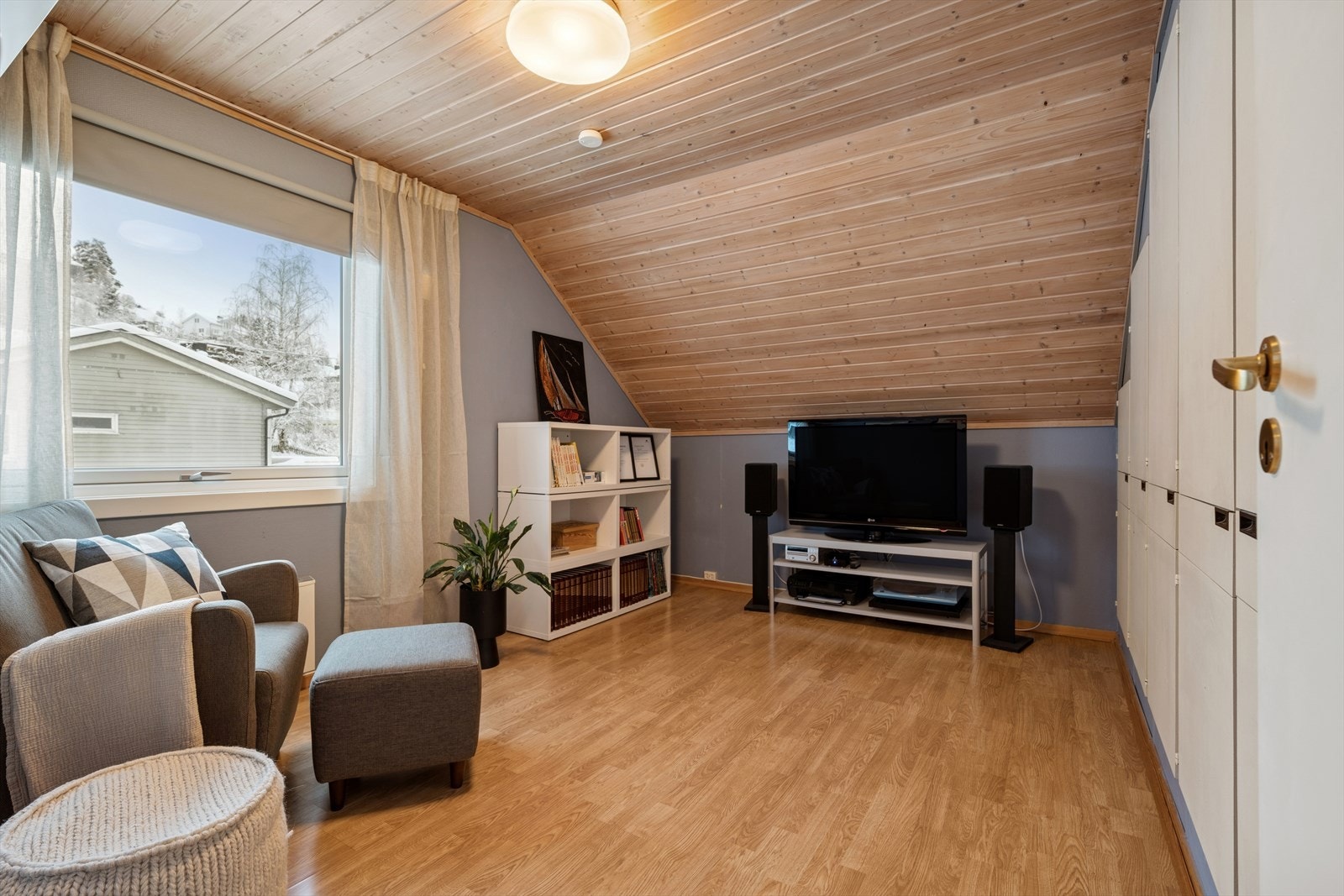 Soverommet har vært benyttet som loftsstue og byr på flere bruksmuligheter. Integrerte skap gir godt med oppbevaringsplass. Galleribilde