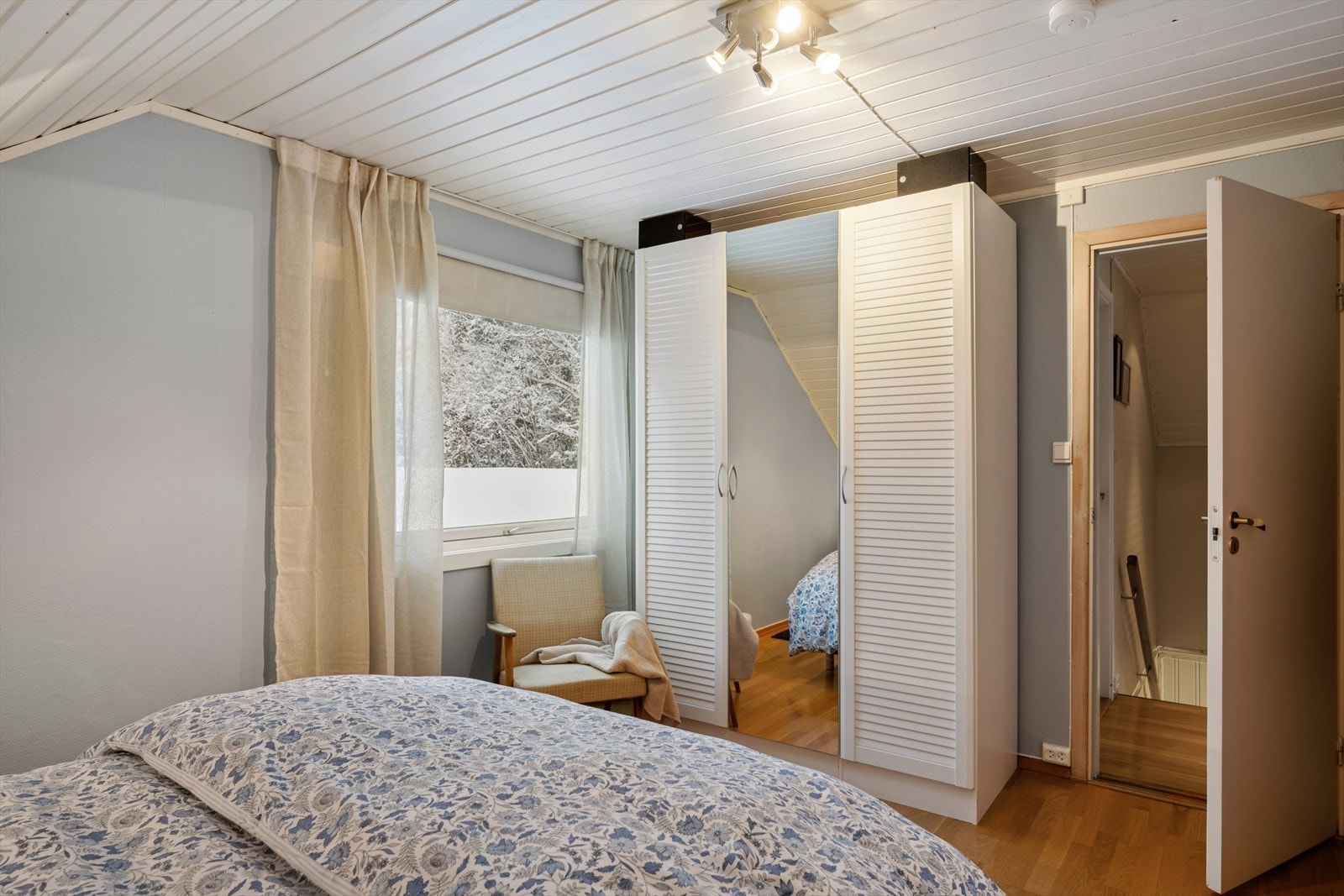 Rommet har et stort fastmontert garderobeskap. Galleribilde