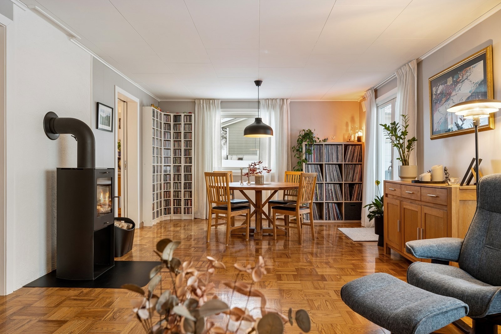 Lys og romslig stue med åpen løsning mot spisestuen. Galleribilde