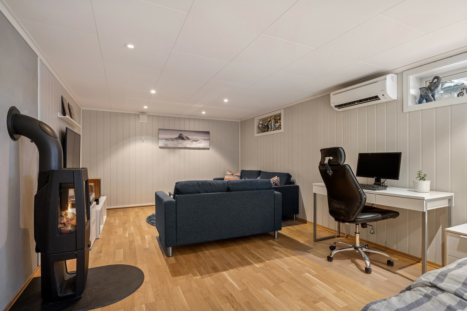 I kjelleren er det et rom innredet som kjellerstue, med vedovn fra 2016 som skaper en sjarmerende og lun atmosfære. Galleribilde