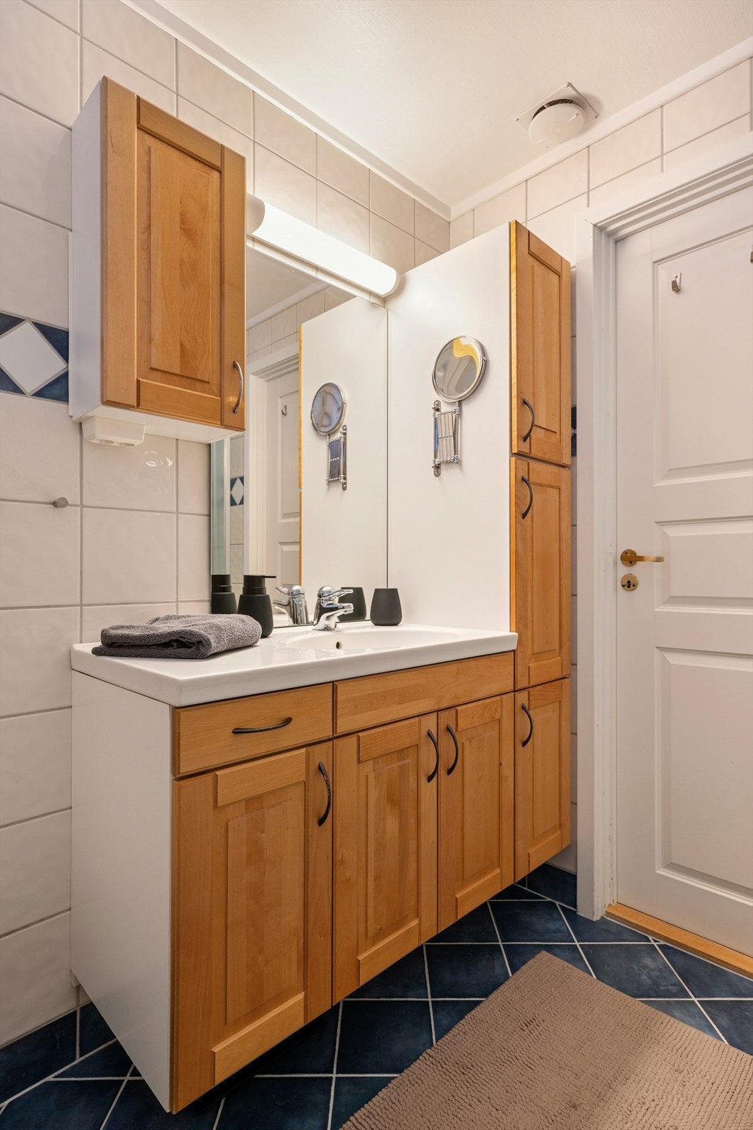 Badet har gode oppbevaringsmuligheter og er utstyrt med elektrisk avtrekksvifte. Galleribilde